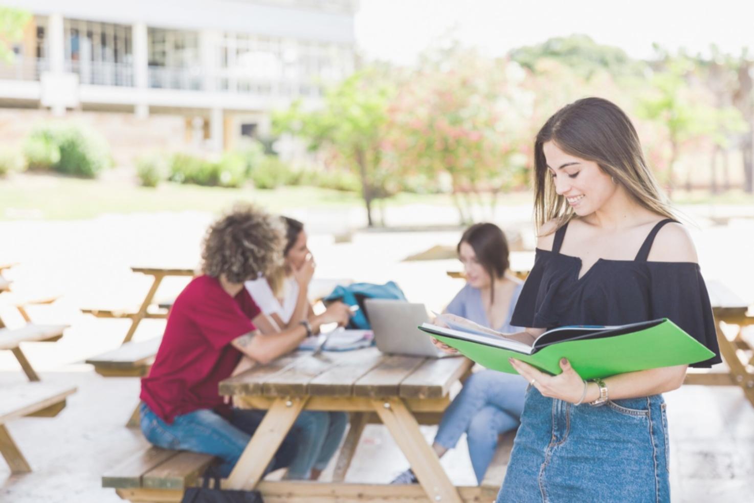 Student beim Überprüfen von Finanzunterlagen und Rechnungen